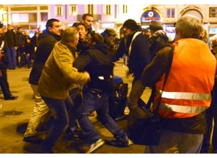 Parapiglia a Trieste per le Sentinelle in piedi Parapiglia a Trieste per le Sentinelle in piedi
